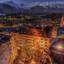 Blick vom Stadtturm auf das Goldene Dachl und die Nordkette - (c) Innsbruck Tourismus / Mario Webhofer Blick vom Stadtturm auf das Goldene Dachl und die Nordkette - (c) Innsbruck Tourismus / Mario Webhofer