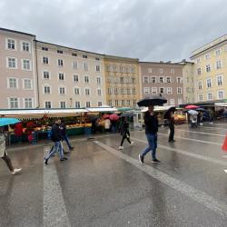 Regenschirme und Regencapes dominierten den Residenzplatz in Salzburg, doch auch bei Regen ist Salzburg absolut nicht langweilig - (c) Gabi Dräger