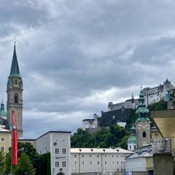 Regenschirme und Regencapes dominierten den Residenzplatz in Salzburg, doch auch bei Regen ist Salzburg absolut nicht langweilig - (c) Gabi Dräger